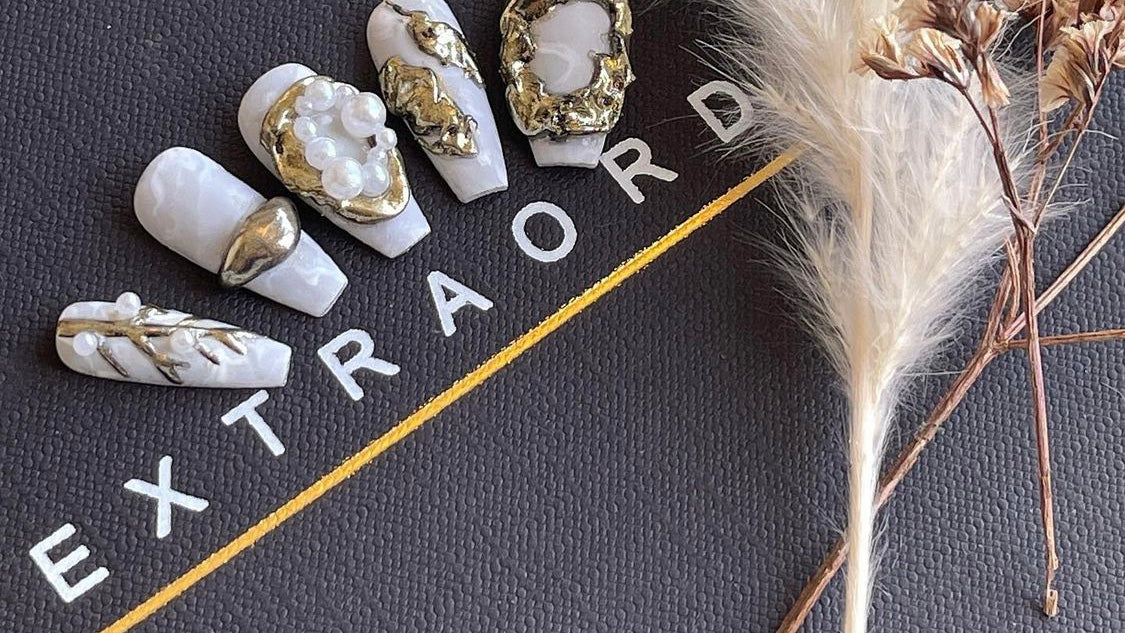 Embossed Chrome with Pearl (Press on)